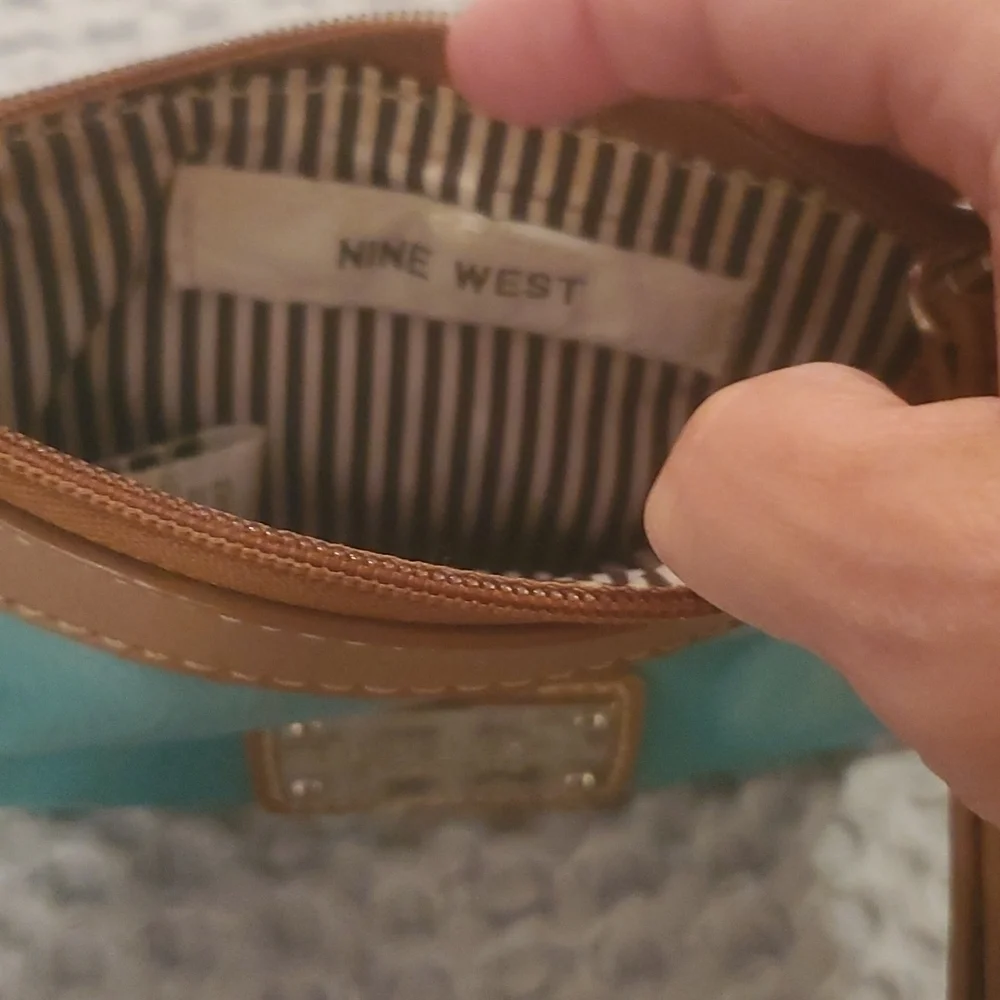 𝅺CUTE Nine West Patent Leather Wristlet